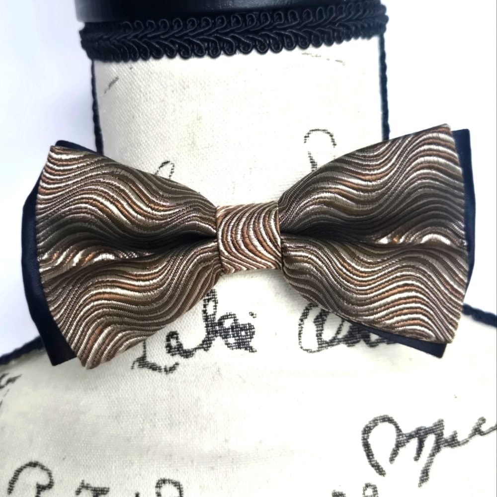 3/10$ Bow Tie Clip-On Tan Wave Texture with Black Accent, 11" Min Length EUC